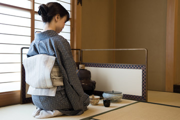 着物の女性　茶道