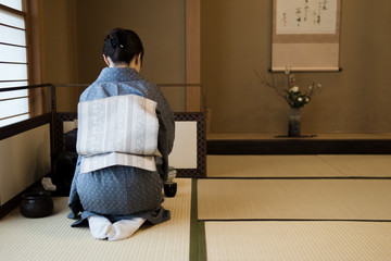 着物の女性　茶道