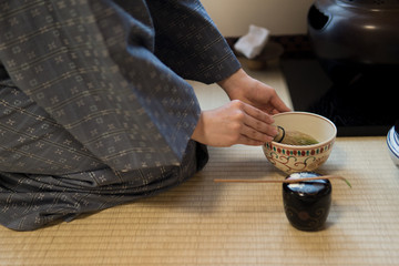 着物の女性　茶道