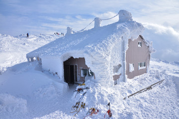 １２月の大山山頂の避難小屋