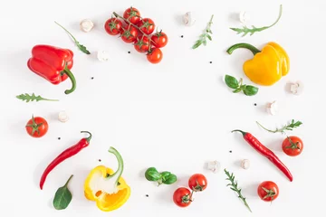 Photo sur Plexiglas Manger Alimentation saine sur fond blanc. Légumes, tomates, poivrons, feuilles vertes, champignons. Mise à plat, vue de dessus, espace de copie