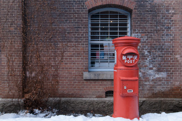雪の季節の赤レンガの壁
