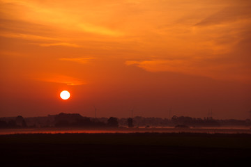 Sonnenaufgang Sonnenuntergang über nebligem Feld