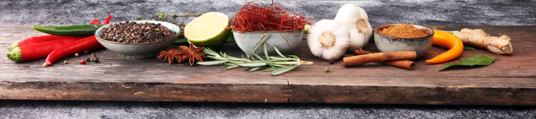 Photo sur Plexiglas Aromatique Épices et herbes sur fond gris. Ingrédients de la nourriture et de la cuisine.