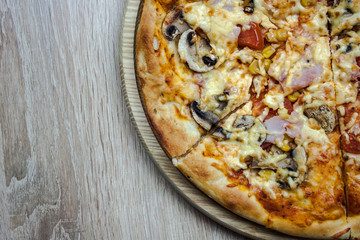 A close up of a pizza