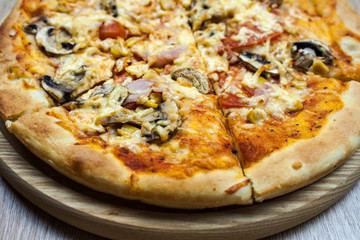 A close up of a pizza