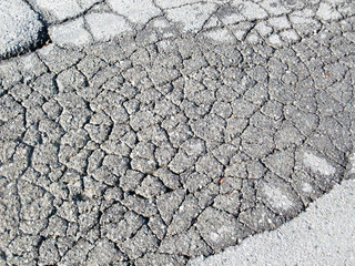 ヒビの入ったアスファルト