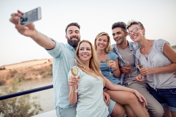 Obraz premium Best friends taking a selfe with mobile phone