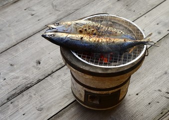 七輪で焼くサバの開き