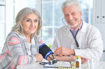 Obraz premium Senior doctor with elderly patient