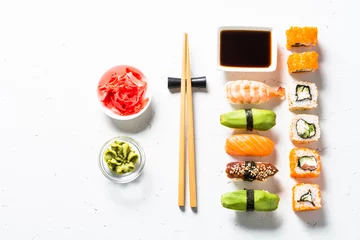 Zelfklevend Fotobehang Sushi en sushi roll ingesteld op witte achtergrond. © nadianb