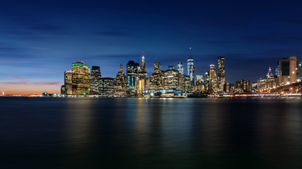 Fototapeta na wymiar New York Skyline bei blauem Himmel