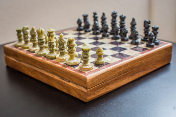 Schachspiel Schachbrett aus Holz und Marmor in der Grund Aufstellung