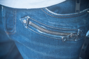 détail pantalon en blue jean avec fermeture zip
