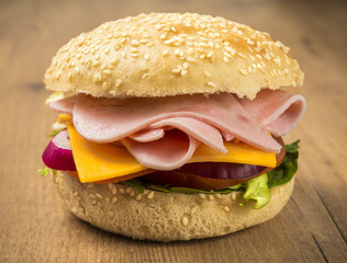 Bollo de jamón y queso