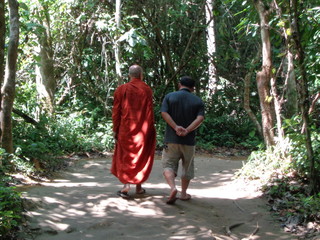 Buddhistischer Mönch im Wald in Laos