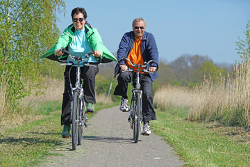 gesund leben - Senioren fahren Rad