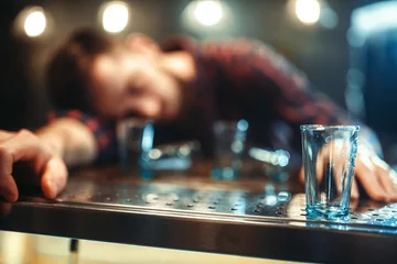 Rolgordijnen Bar Dronken man slaapt aan toog, alcoholverslaving