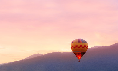 Obraz premium Colorful hot air balloons flying over the mountain.