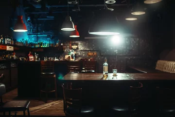 Gardinen Pub, eine Flasche Alkohol und ein Glas auf der Bartheke © Nomad_Soul