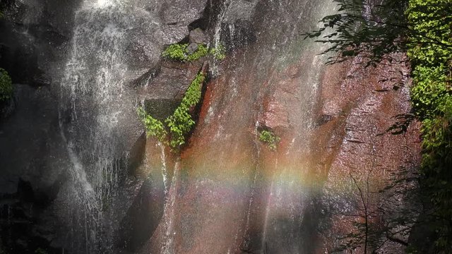 陽目渓谷の落水のアップと虹