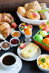 gedeckter Frühstückstisch zu Ostern