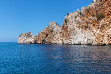 Fototapeta na wymiar rocks and the sea of Alanya
