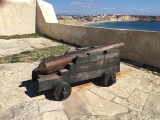 Kanone auf einer Festungsmauer
