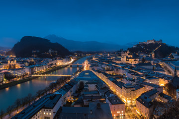 Blick auf die Stadt Salzburg in Österreich am Abend