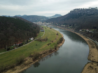 Naklejka premium Blick auf die Elbe und Festung Königstein