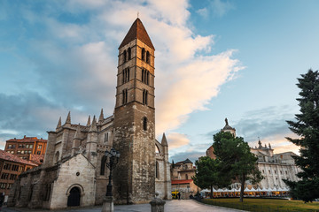 Naklejka premium Santa María de La Antigua Church in Valladolid