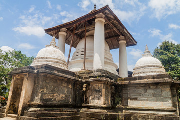 Obraz premium Buddhist stupas at Gadaladeniya temple near Kandy, Sri Lanka