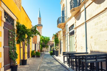 Foto op Plexiglas Mooie oude straat in Limassol, Cyprus. Reizen en vakantie © smallredgirl