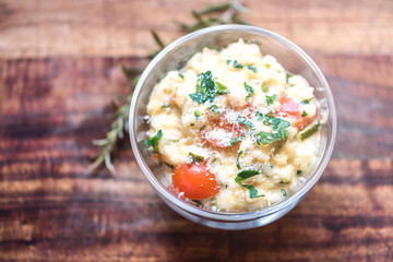 Tomaten-Zuchinirisotto mit Parmesan