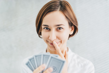 カードを持つ女性（選択・可能性・選ぶ）