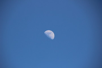 Mond am blauen Himmel