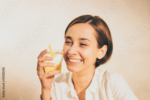 アルコール飲料 お酒 ハイボール ウィスキー を飲む女性 Wall Mural Chachamal アルコール飲料 お酒 ハイボール ウィスキー を飲む女性 Wall Mural Chachamal