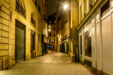 Fototapeta na wymiar dark lonesome street in the city at night