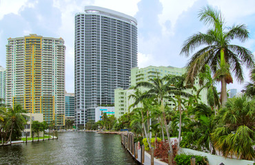 Fototapeta na wymiar Fort Lauderdale, Florida, USA. Skyline view of downtown with canal, buildings, palm trees and boats on cloudy day. 