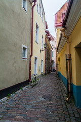 Fototapeta na wymiar Narrow cobbled Rahukohtu street in Toompea district in Tallinn, Estonia