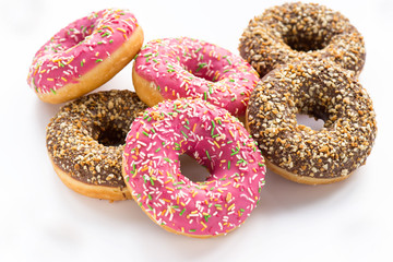 Пончики на белом фоне