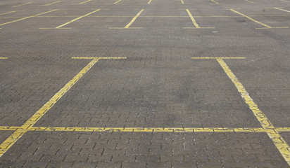 Parkplatz, Gelbe Bodenmarkierung, Linien