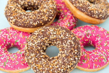 Разноцветные пончики