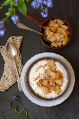 Hirsebrei mit Zimtbirnen und Haselnusscrunch