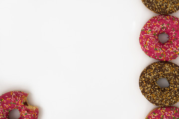 Пончики на белом фоне