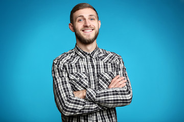 Obraz premium Portrait of young man on blue background