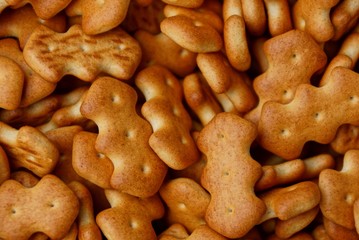мелкое коричневое сухое печенье в куче