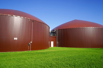 Biogaserzeugung - braune Gärbehälter einer modernen Biogasanlage