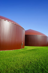 Erneuerbare Energien - braune Gärbehälter einer Biogasanlage, Hochformat