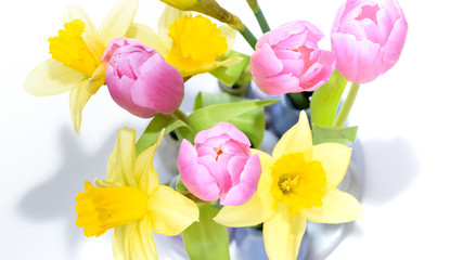 Blumenstrauß aus Tulpen und Narzissen von oben